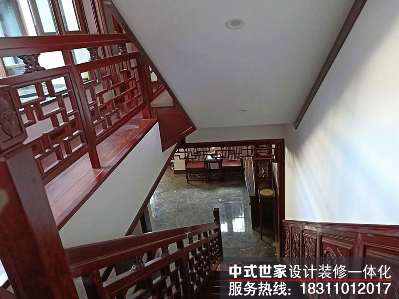 簡約中式別墅樓梯口樓梯木制品的安裝展示