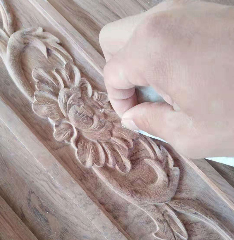 雕刻師傅對中式花紋的局部細(xì)節(jié)擦拭