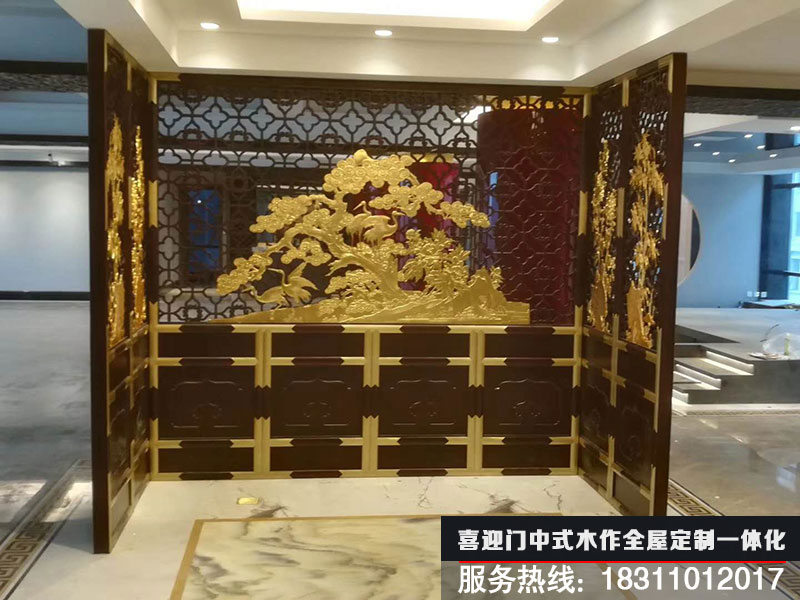 隔扇門上鑲嵌的植物景觀