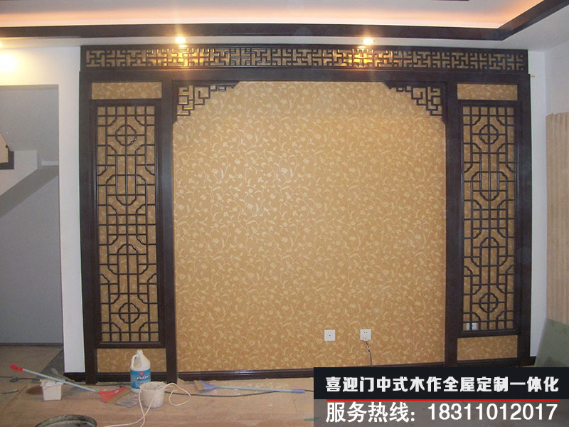 客廳背景墻兩側(cè)的木飾面安裝展示