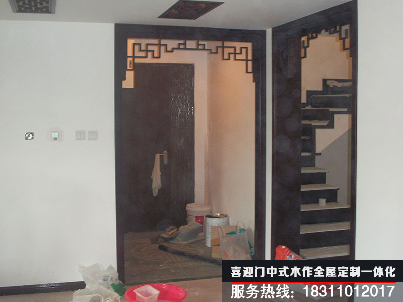 中式精品住宅進(jìn)門玄關(guān)處的花格掛落安裝展示