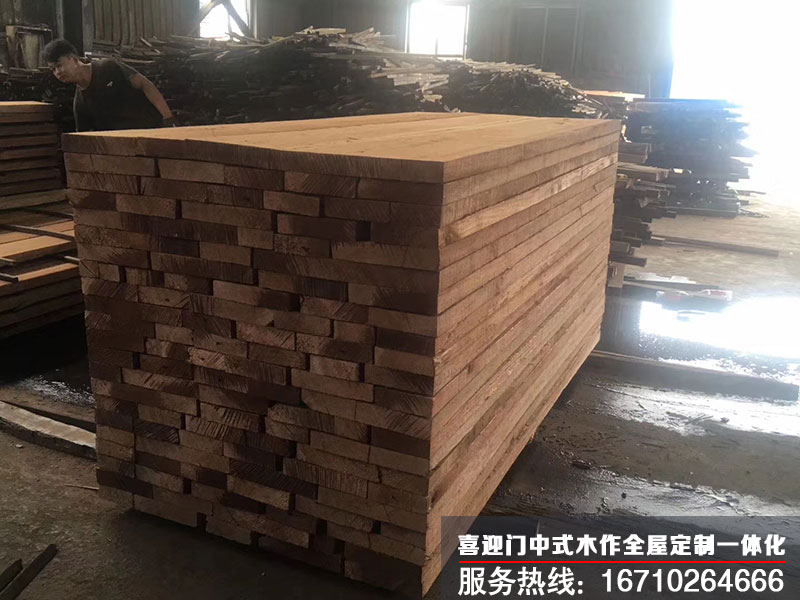 喜迎門車間不同的木料材質(zhì)擺放不同的位置