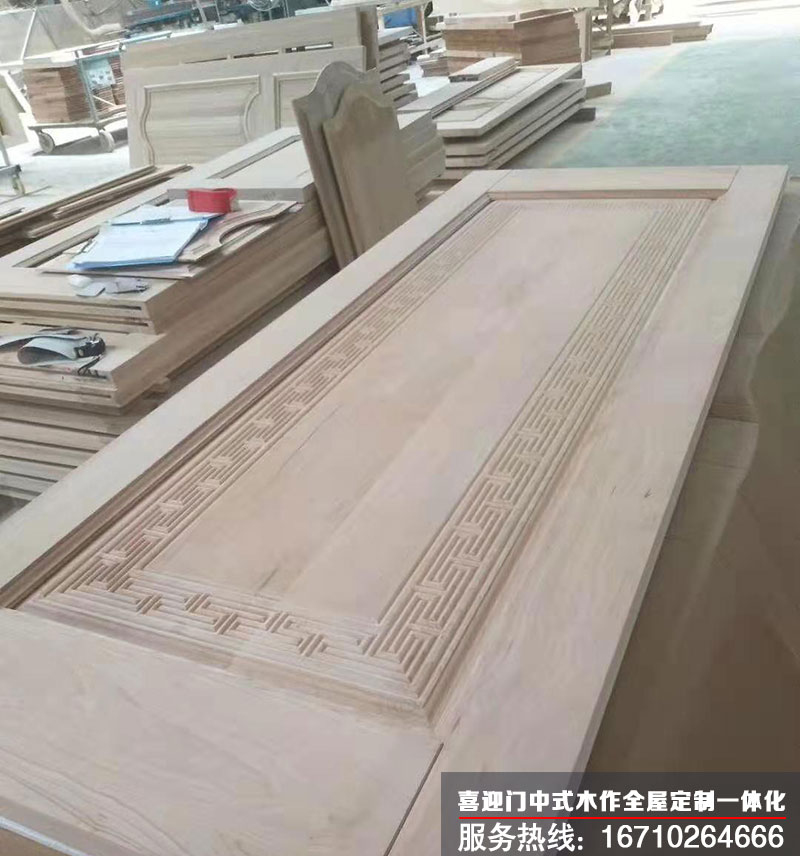 喜迎門(mén)車間里擺放的原木色中式木門(mén)