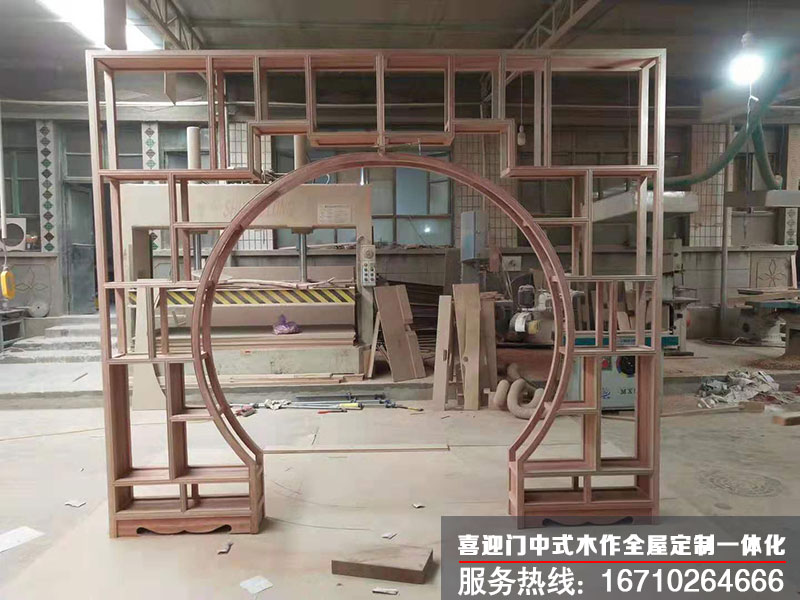 原木色的圓光罩多寶閣安裝完成展示