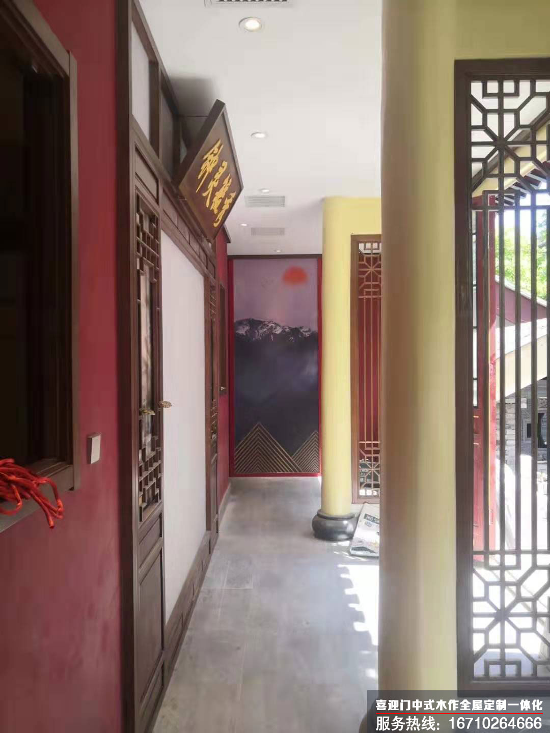 從側(cè)面看別墅客廳的木作安裝情況