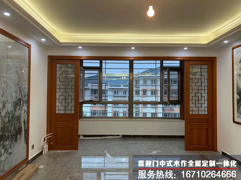 中式家居中客廳的門窗花格安裝情況