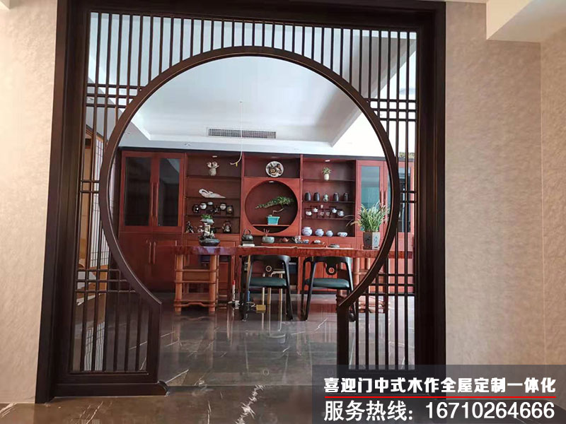 茶室入口處采用的圓光罩作為裝飾和隔斷