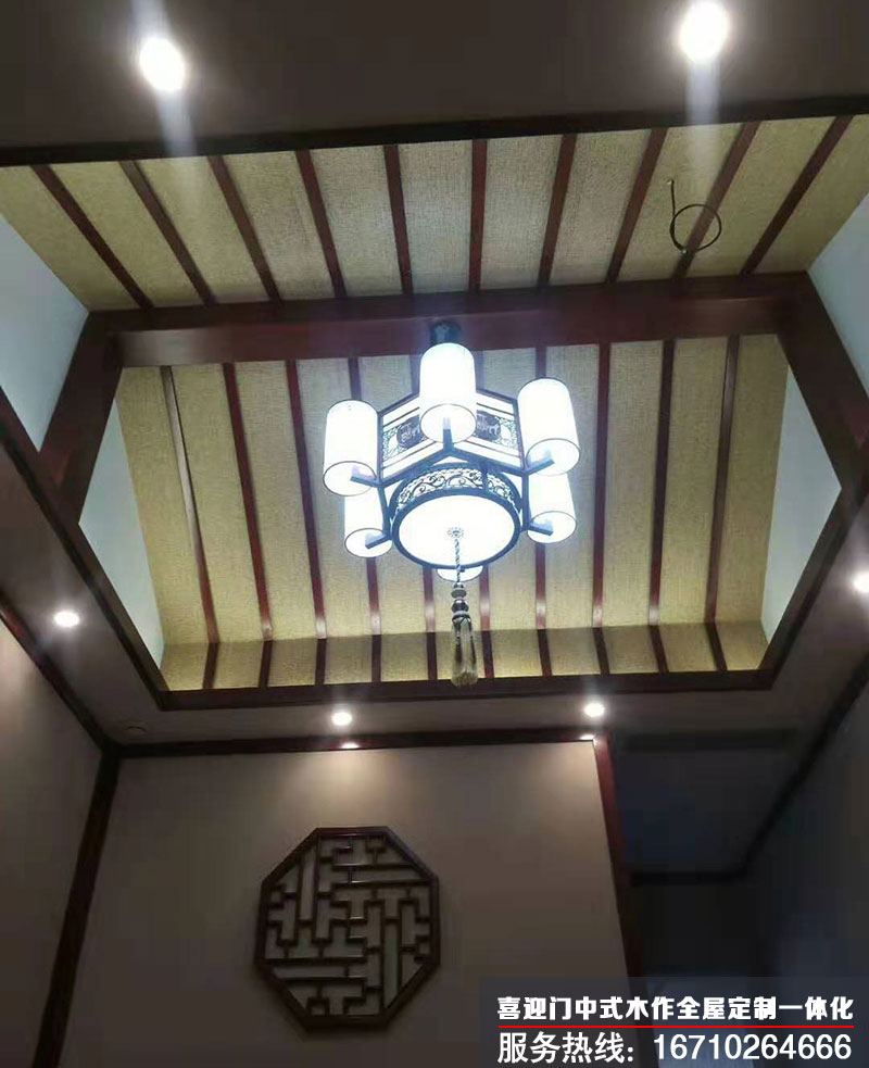中式別墅室內(nèi)中式宮燈以及吊頂?shù)恼故拘Ч?/></p><p style=