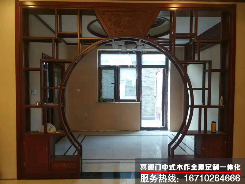圓光罩形式的多寶閣在別墅室內(nèi)的運用