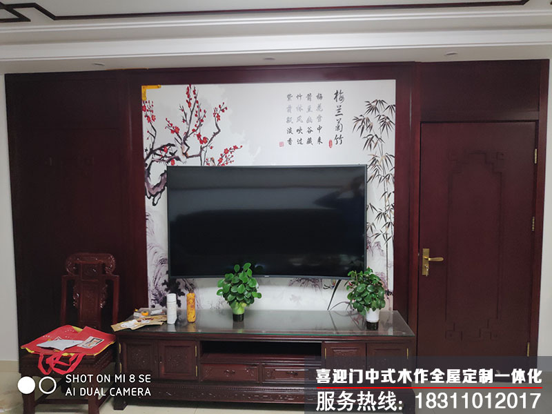 客廳電視背景墻以古典紅木家具展示效果圖