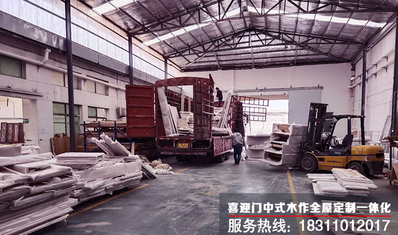 喜迎門庫(kù)存車間內(nèi)過(guò)道兩側(cè)擺放打包好的木作產(chǎn)品等待裝車