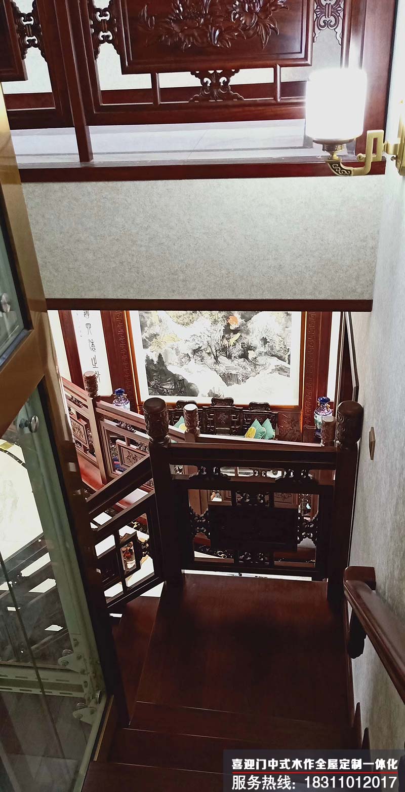 別墅中式木制樓梯以及中式護(hù)欄的安裝效果展示