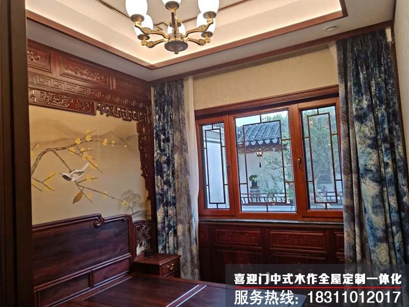 別墅臥室里除了中式大床還配以中式門窗以及中式護(hù)墻板的配飾