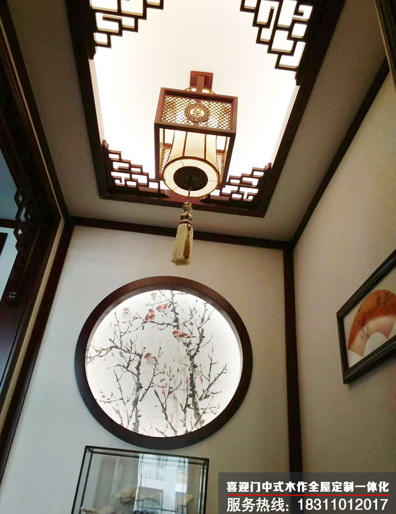 別墅走廊玄關(guān)處的中式花格吊頂展示效果