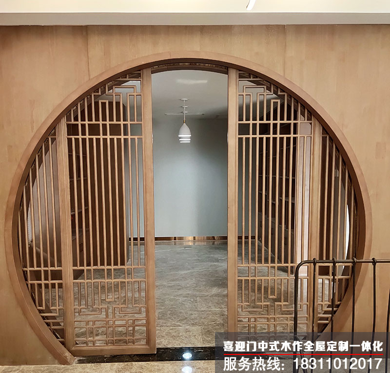原木色的花格木門隔墻