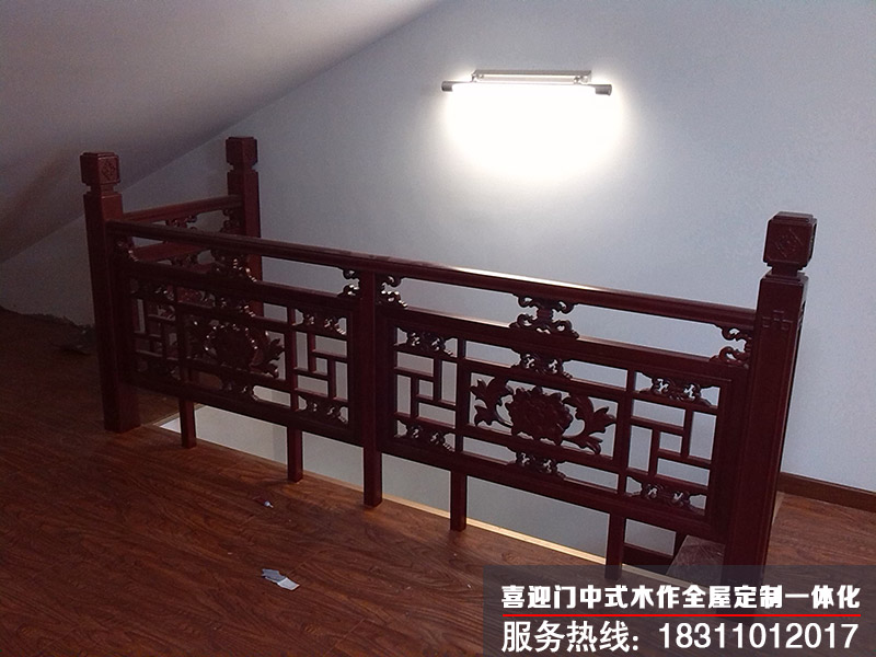 閣樓上面中式木制樓梯欄桿的安裝