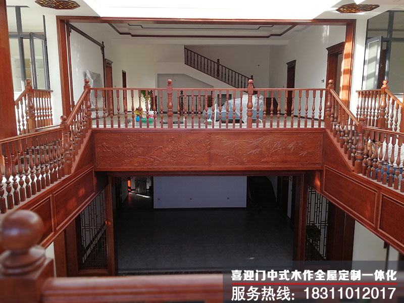 二樓整個(gè)中式木制樓梯安裝效果